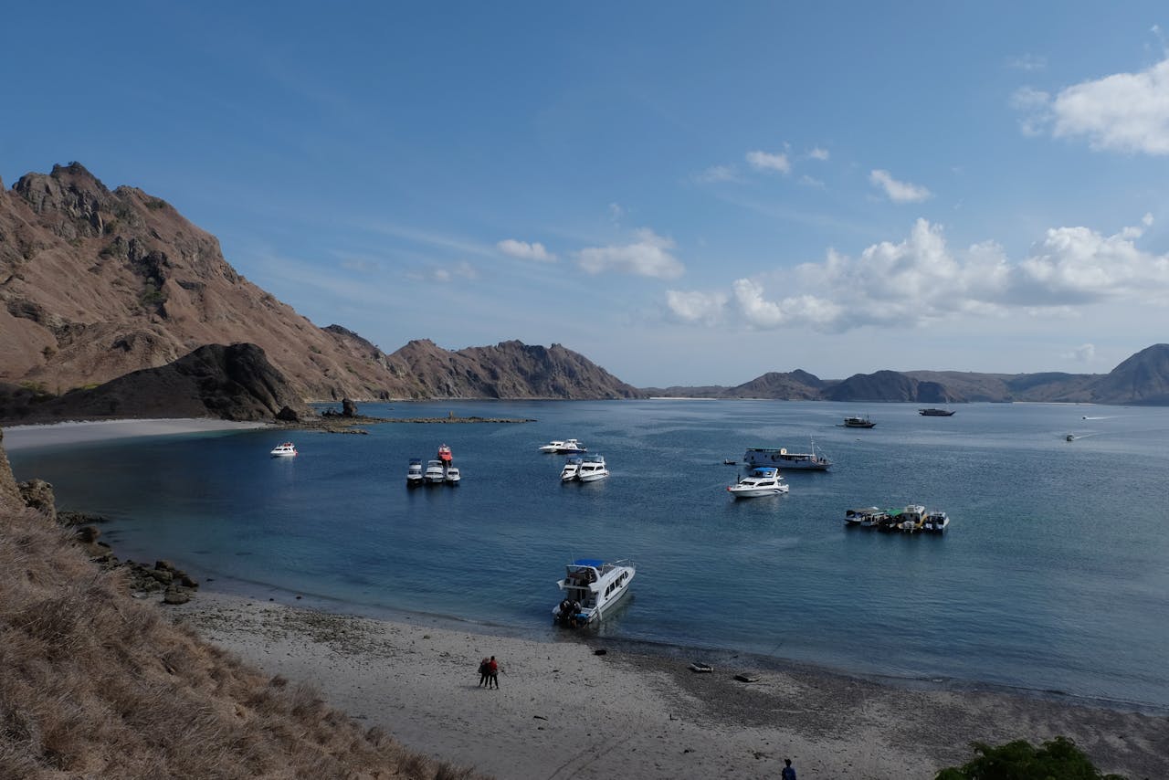 Pesona Desa Ngilngof, Desa Terpencil Dengan Pantai Pasir Putih Terhalus di Dunia