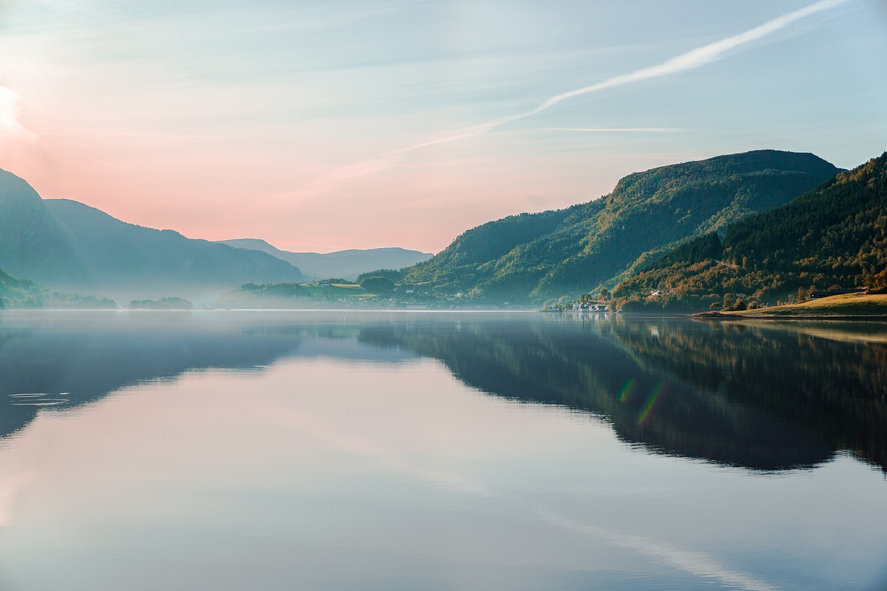 5 Danau dengan Pemandangan Terbaik di Indonesia