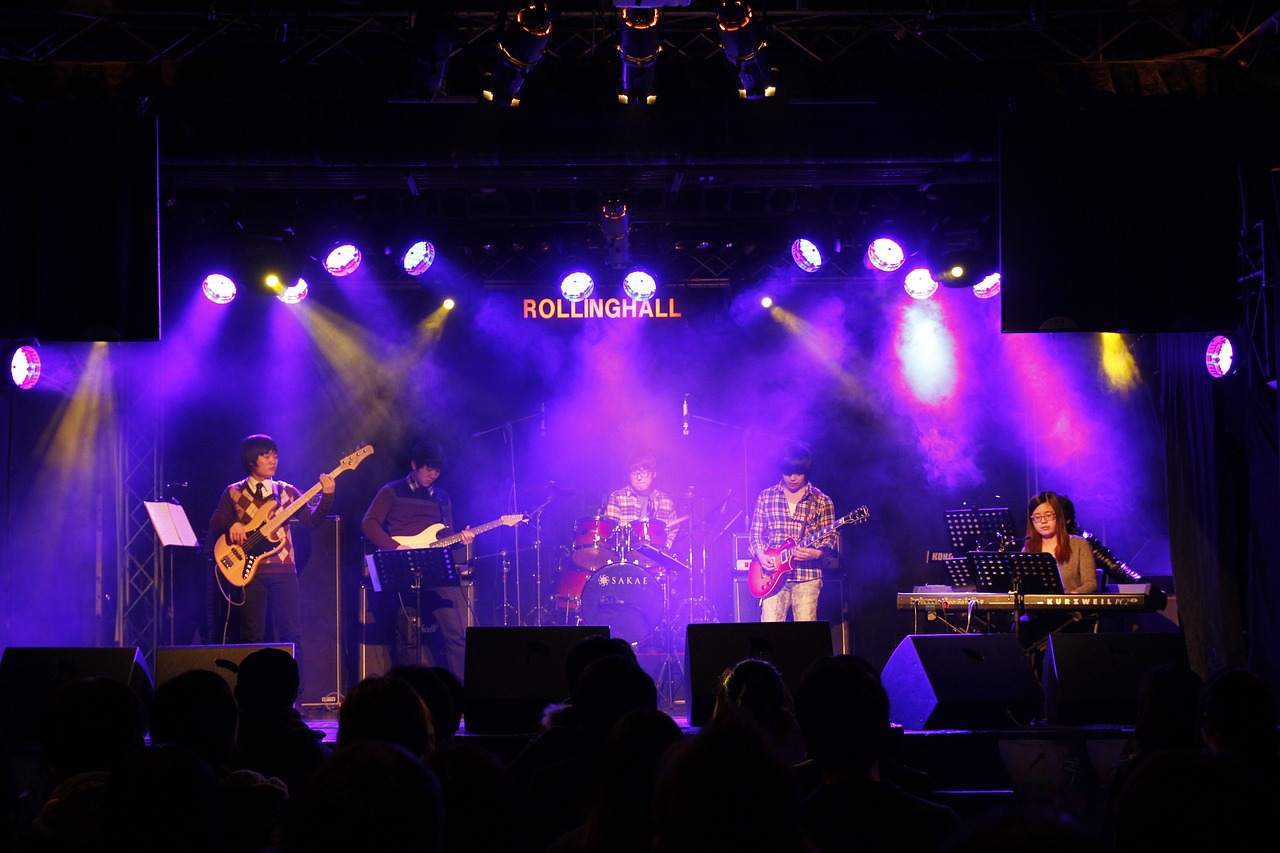 Hobi Musik Gabung! Ini Band & Genre Musik yang Cocok untuk Traveling