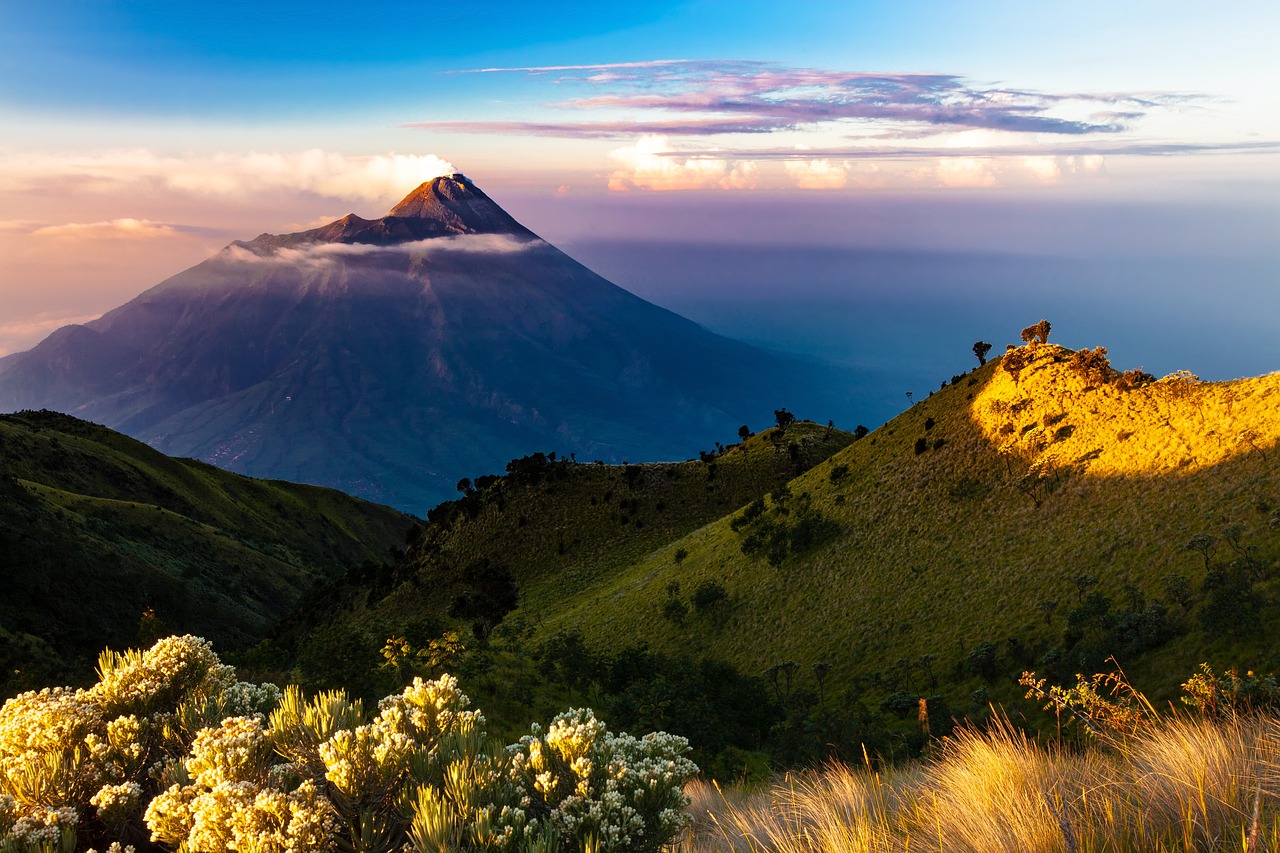 Suka Hiking? Ini 5 Gunung Tertinggi di Sulawesi yang Bisa Didaki